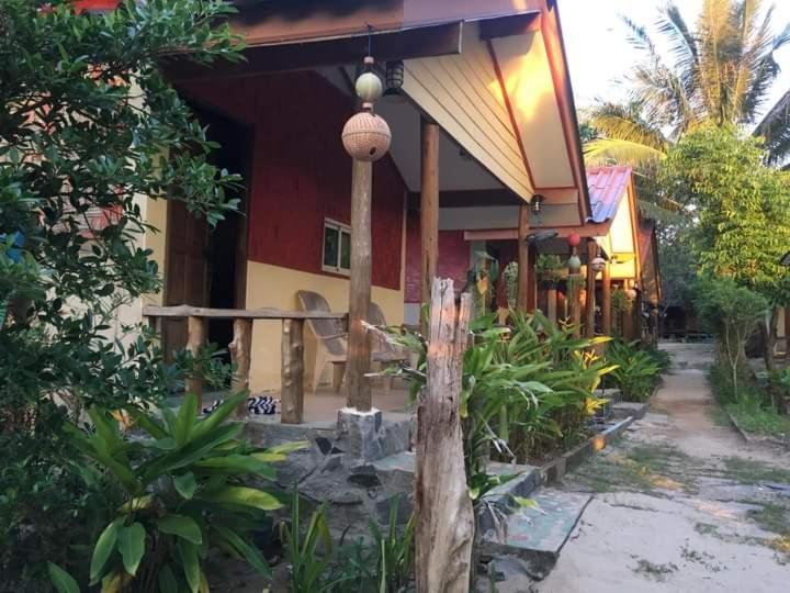 Relax Beach House Koh Lanta Exterior photo